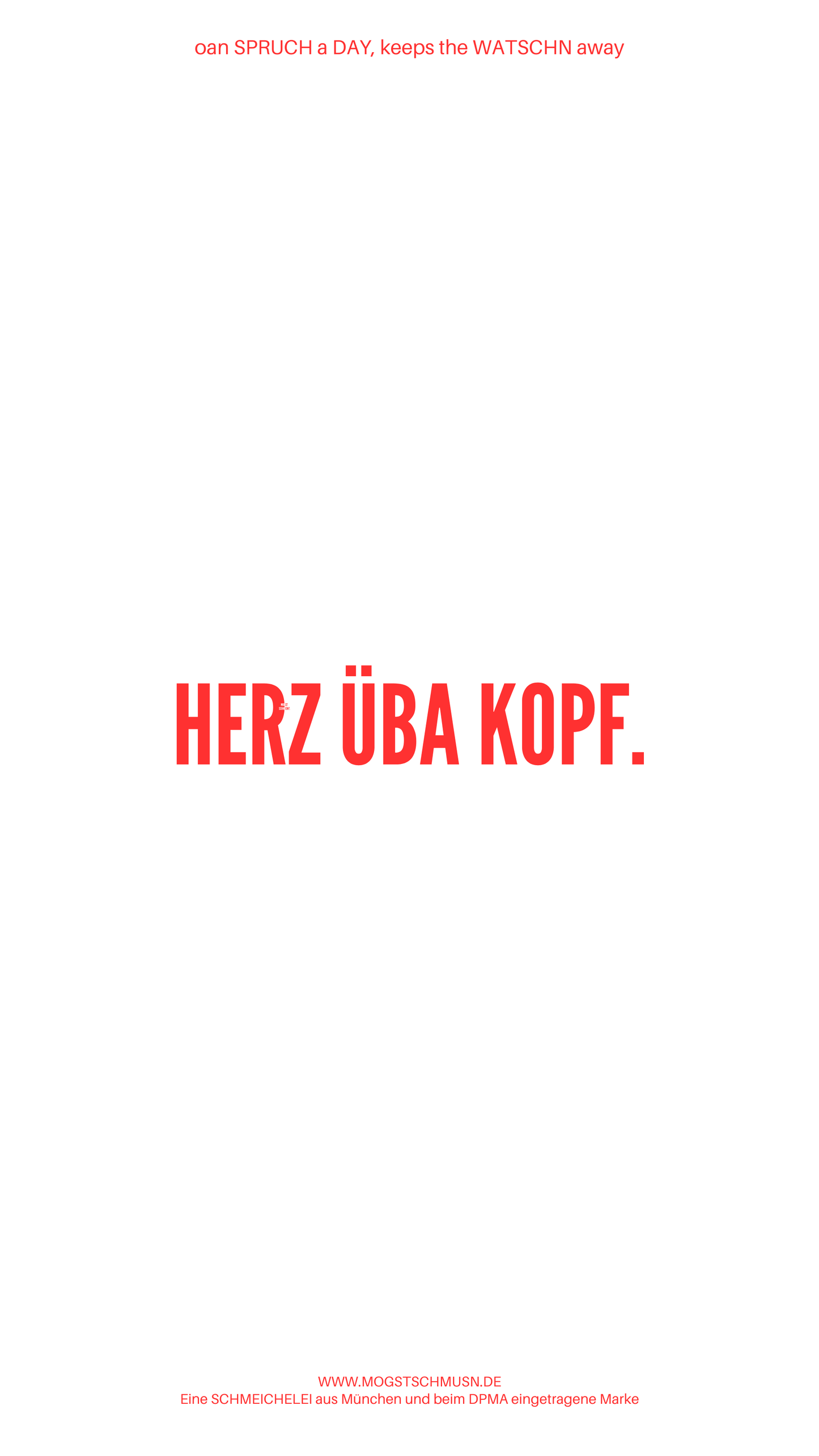 Weißes digitales Hintergrundbild mit dem bayerischen Spruch „HERZ ÜBA KOPF.“in roter Schrift, darunter Website und Markenschriftzug von mogstschmusn.de