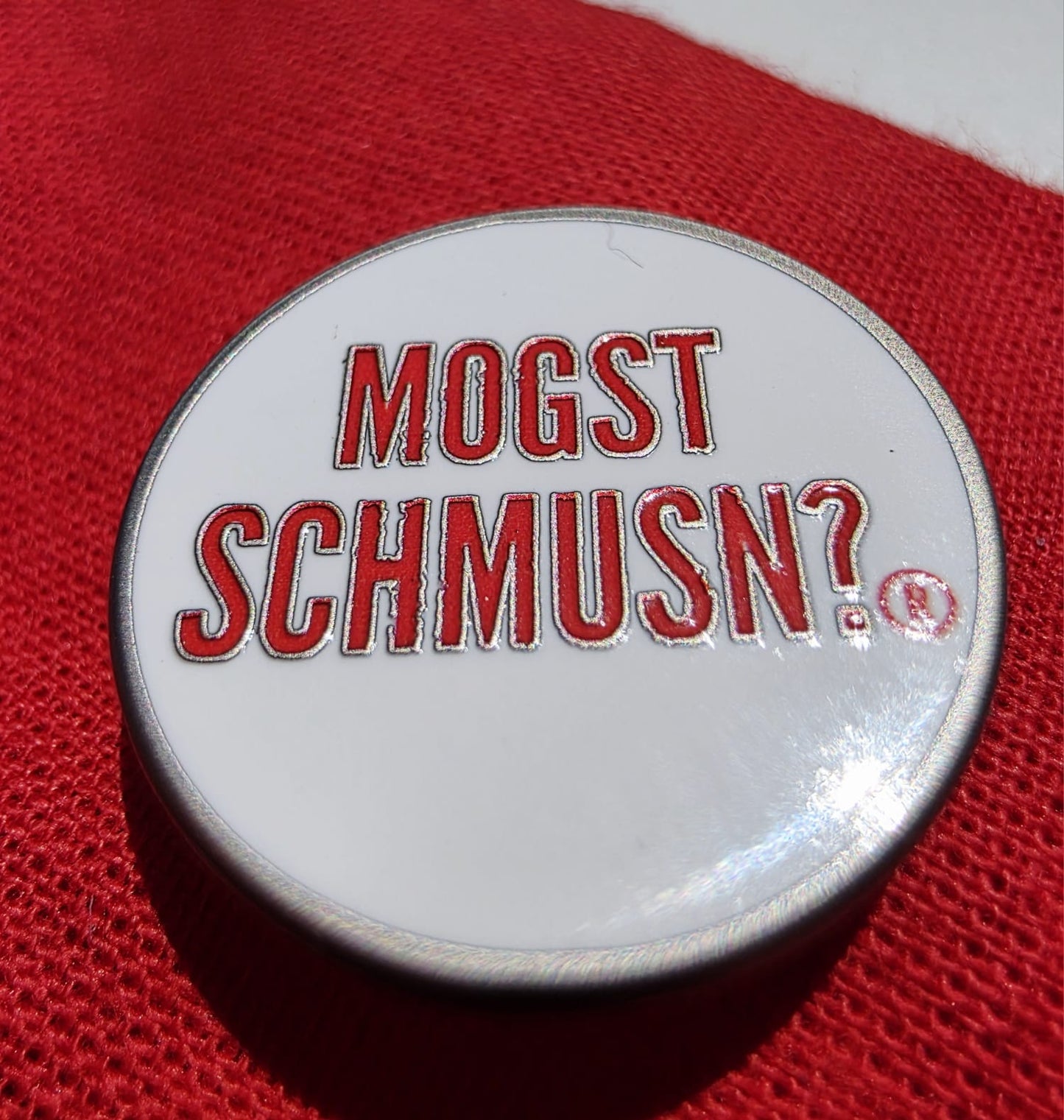 MOGST SCHMUSN?® PIN in Markenrot mit Premium Butterfly-Verschluss – Detailansicht“