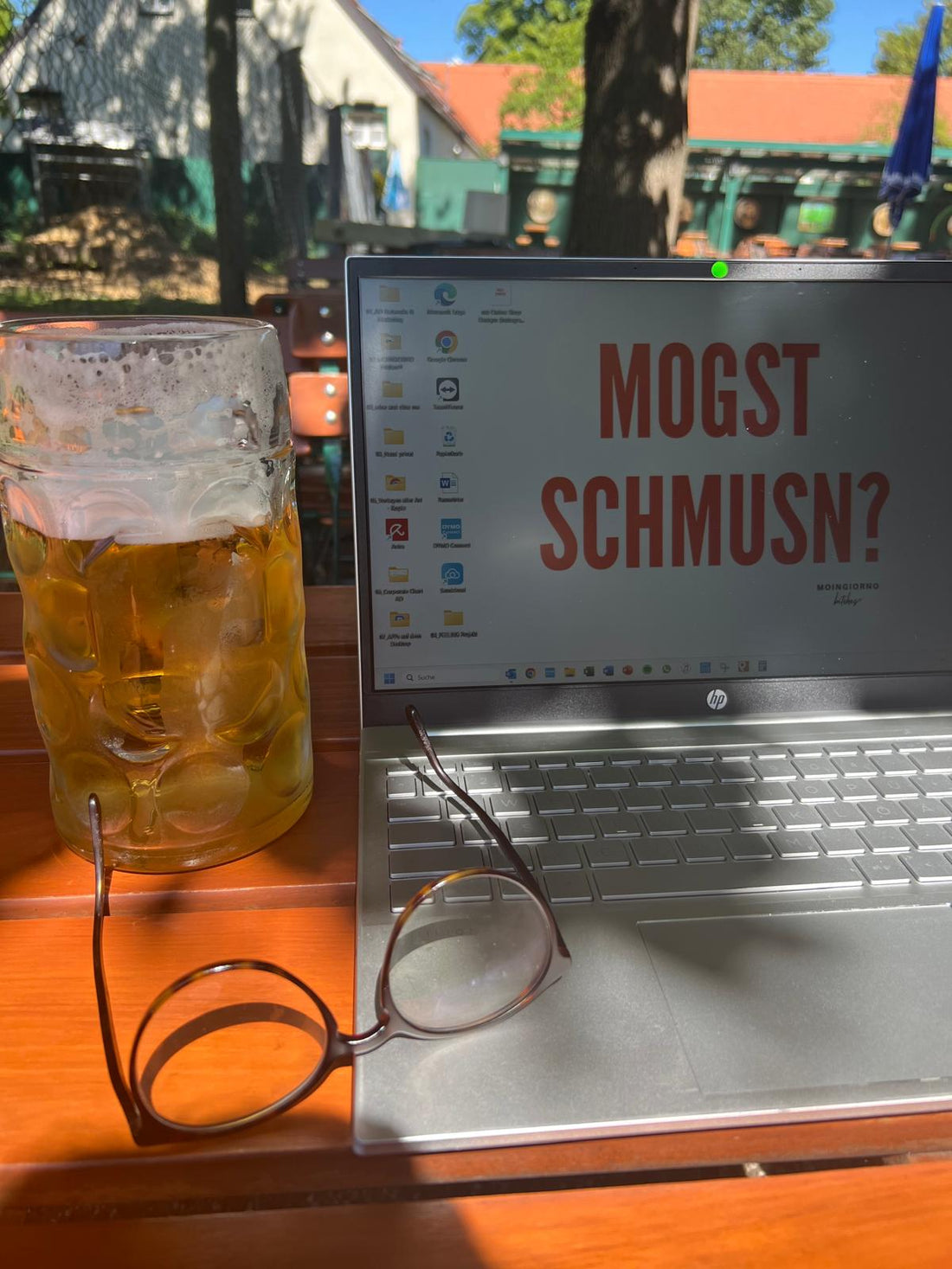 Eiskalte Maß Bier im Biergarten unter Kastanienbäumen – Frühling in Bayern genießen.