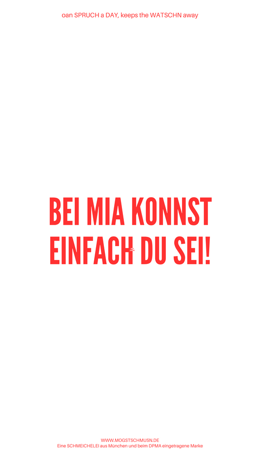 Weißes digitales Hintergrundbild mit dem bayerischen Spruch „BEI MIA KONNST EINFACH DU SEI!“ in roter Schrift, darunter Website und Markenschriftzug von mogstschmusn.de