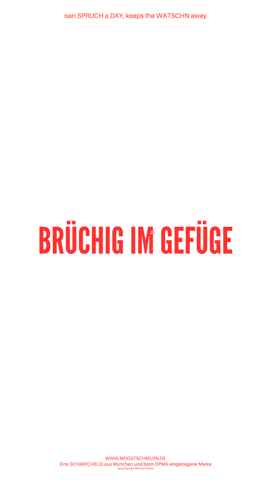 Weißes digitales Hintergrundbild mit dem bayerischen Spruch „BRÜCHIG IM GEFÜGE“in roter Schrift, darunter Website und Markenschriftzug von mogstschmusn.de