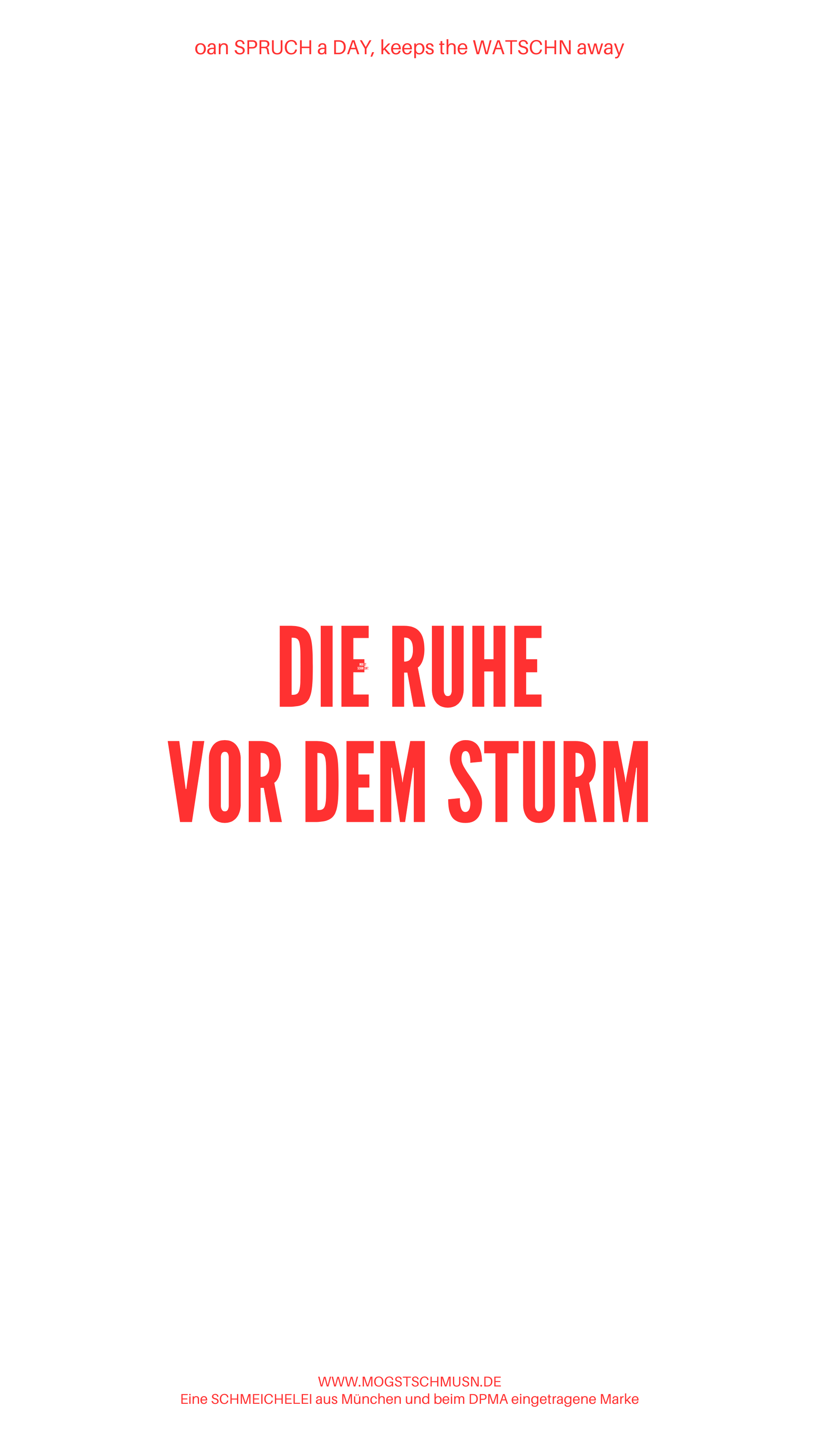 Weißes digitales Hintergrundbild mit dem bayerischen Spruch „DIE RUHE VOR DEM STURM“in roter Schrift, darunter Website und Markenschriftzug von mogstschmusn.de