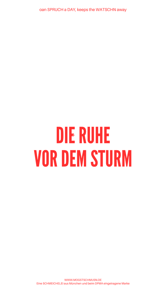 Weißes digitales Hintergrundbild mit dem bayerischen Spruch „DIE RUHE VOR DEM STURM“in roter Schrift, darunter Website und Markenschriftzug von mogstschmusn.de