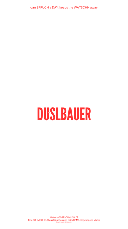 Weißes digitales Hintergrundbild mit dem bayerischen Spruch „DUSLBAUER“in roter Schrift, darunter Website und Markenschriftzug von mogstschmusn.de