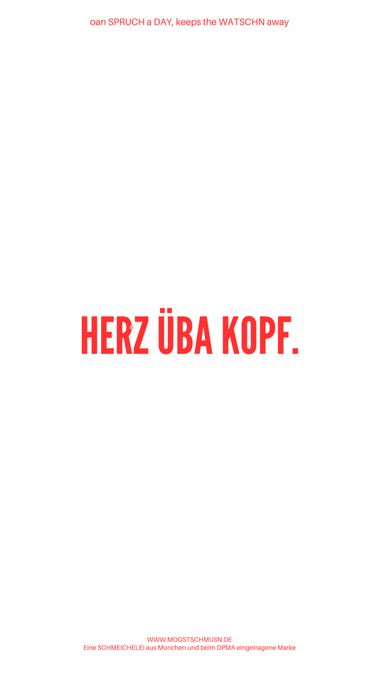 Weißes digitales Hintergrundbild mit dem bayerischen Spruch „HERZ ÜBA KOPF.“in roter Schrift, darunter Website und Markenschriftzug von mogstschmusn.de