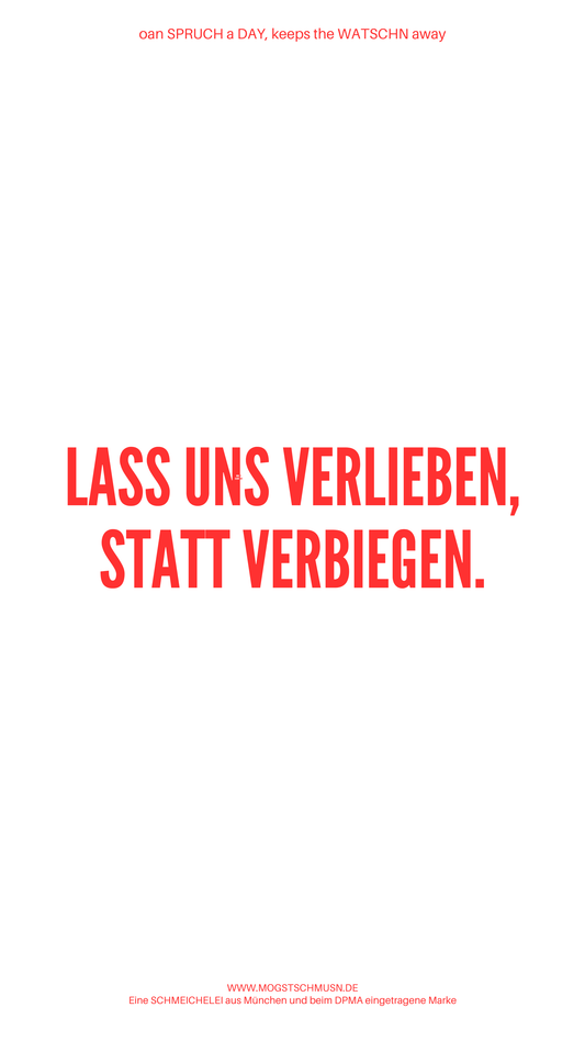 Weißes digitales Hintergrundbild mit dem bayerischen Spruch „LASS UNS VERLIEBEN, STATT VERBIEGEN.“in roter Schrift, darunter Website und Markenschriftzug von mogstschmusn.de