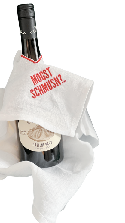 Weinflasche mit weißem besticktem MOGST SCHMUSN?® Weintuch aus Leinen – Flaschentuch mit Loch gegen Tropfen