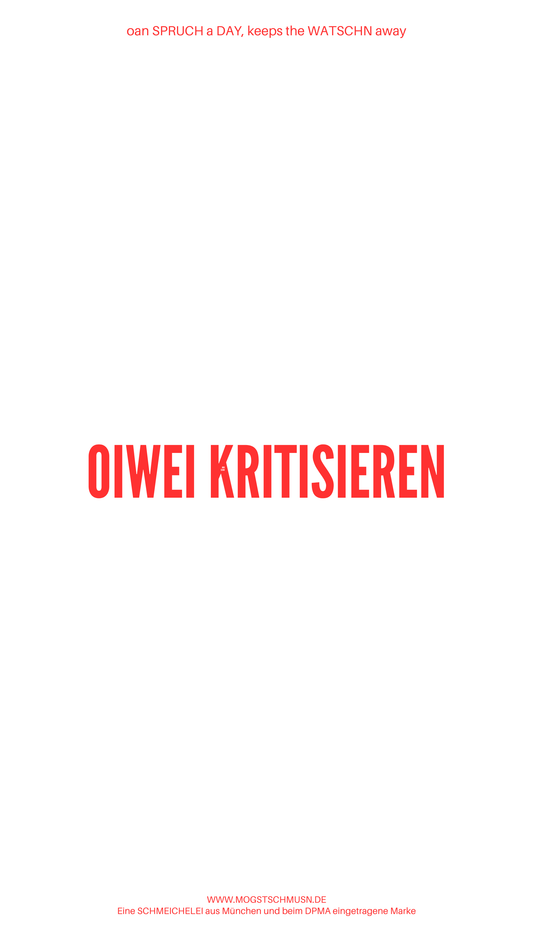Weißes digitales Hintergrundbild mit dem bayerischen Spruch „OIWEI KRITISIEREN“in roter Schrift, darunter Website und Markenschriftzug von mogstschmusn.de