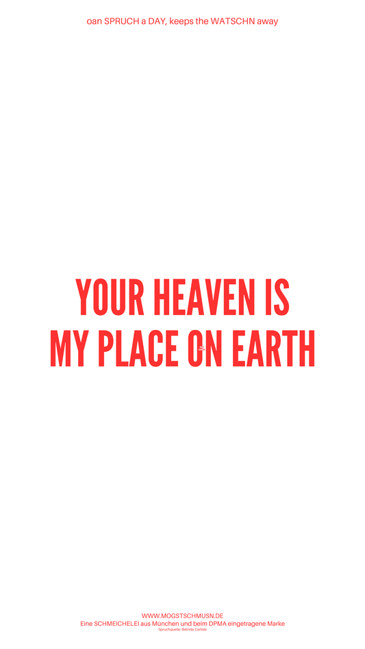 Weißes digitales Hintergrundbild mit dem bayerischen Spruch „YOUR HEAVEN IS MY PLACE ON EARTH“ in roter Schrift, darunter Website und Markenschriftzug von mogstschmusn.de